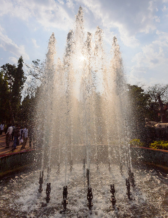 fast shutter-speed freezes fountain flow
