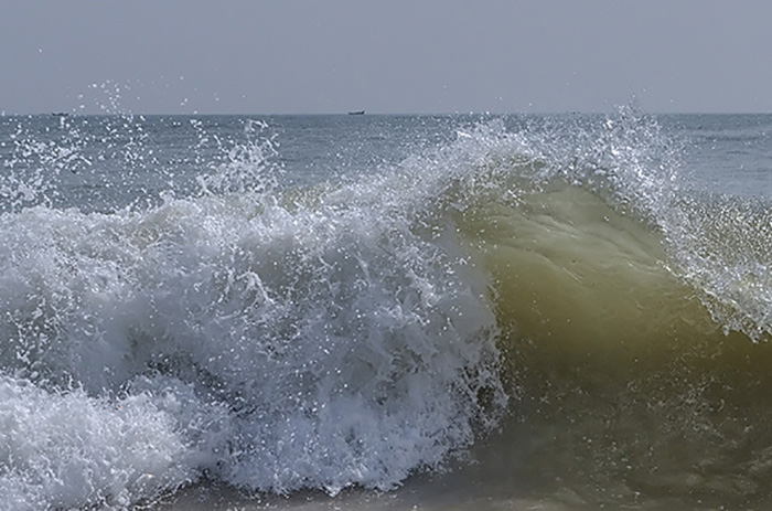 fast shutter-speed freezes wave motion