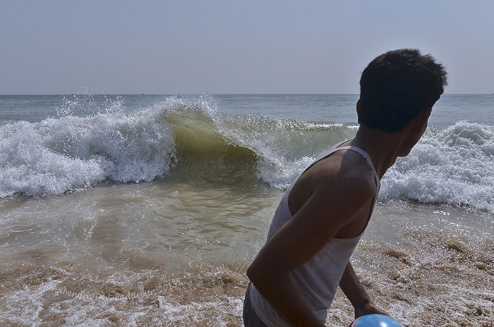 fast shutter-speed freezes wave motion